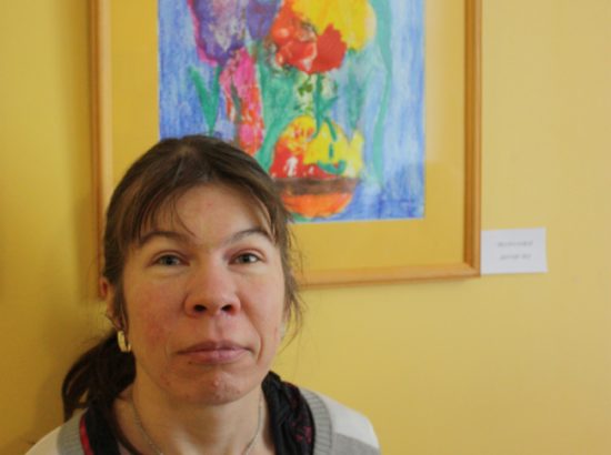 Helina Sarap poseerib oma töö "Kevad" taustal 